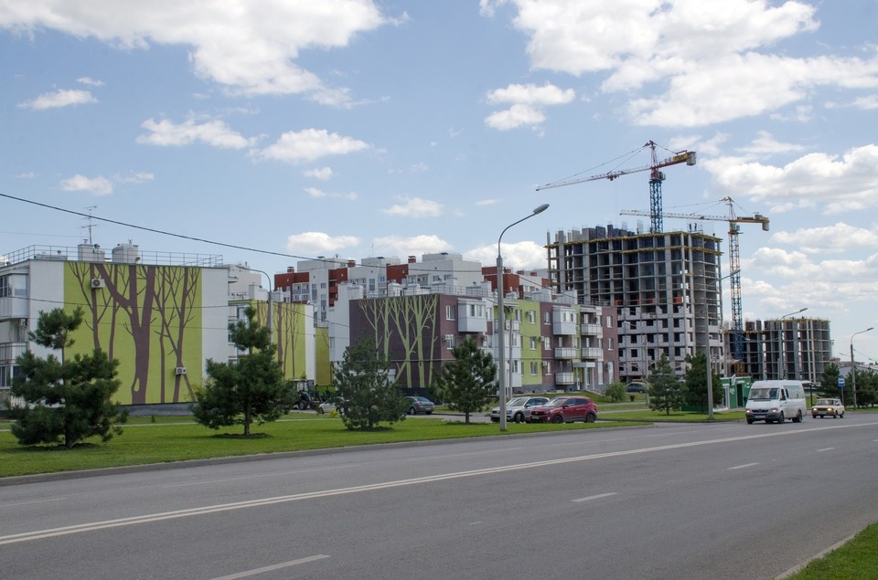     Рядом с новым микрорайоном выросли горы строительного мусора. Геннадий БИСЕНОВ