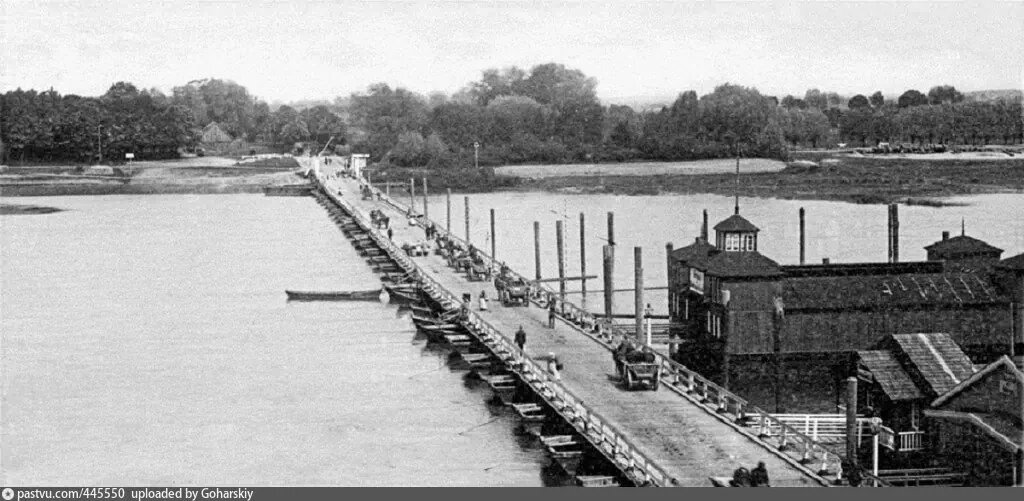 Понтонный мост на Днепре начала 20 века. Изображение взято из ЯндексКартинки.
