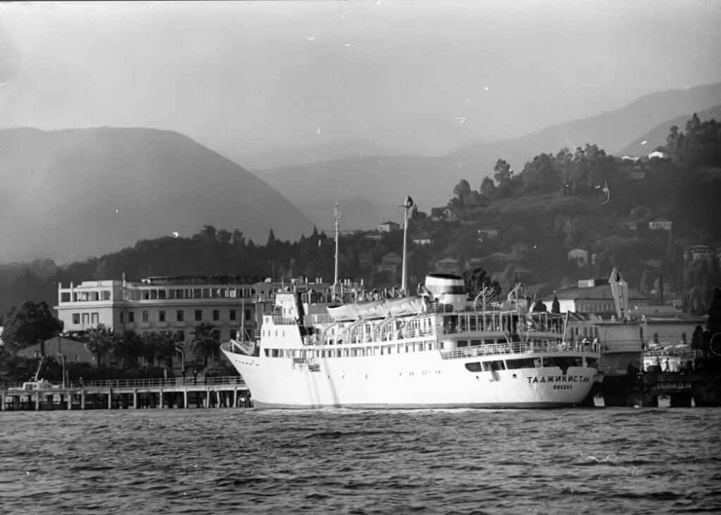 Абхазия 80-х.  Фото из Интернет. Спустя три-четыре месяца это судно продадут кому-то за границу по остаточной стоимости. Это было одно из немногих пассажирских судов, способное работать на Черном море зимой. Началась такая вот бабуинная экономика. Билеты в каюту без излишеств стоили в середине 80-х не более 200 руб. Для сравнения. За 21 день нашего свадебного круиза на теплоходе по Днепру и Черному морю в 1985-м я заплатил 800 рублей.