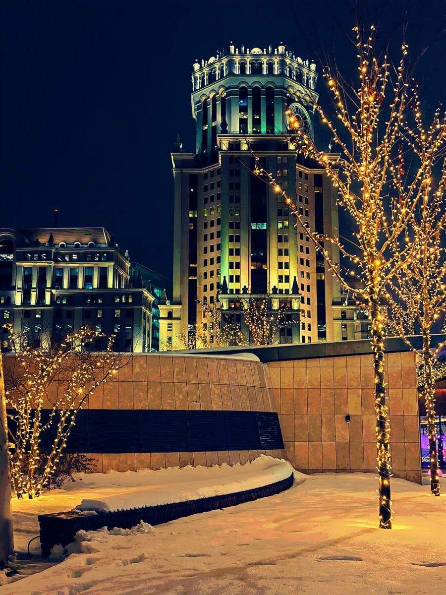 В свете ночных фонарей все конструкции красивы.