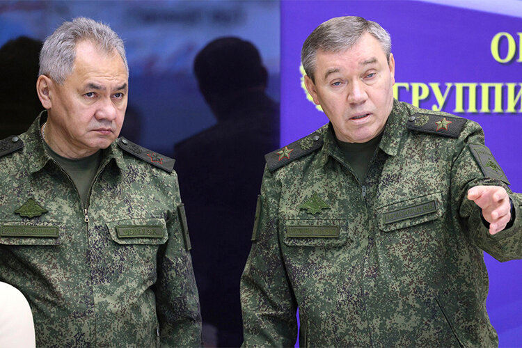   Командующим объединенной группировкой войск в зоне СВО назначен начальник Генштаба генерал армии Валерий Герасимов (справа) Фото: © The Kremlin Moscow/The Kremlin Moscow/ www.globallookpress.com