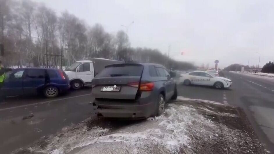     Массовое ДТП с пострадавшим произошло в Нижнем Новгороде днем 15 января. Об этом сообщает отдел пропаганды УГИБДД ГУ МВД России по Нижегородской области.