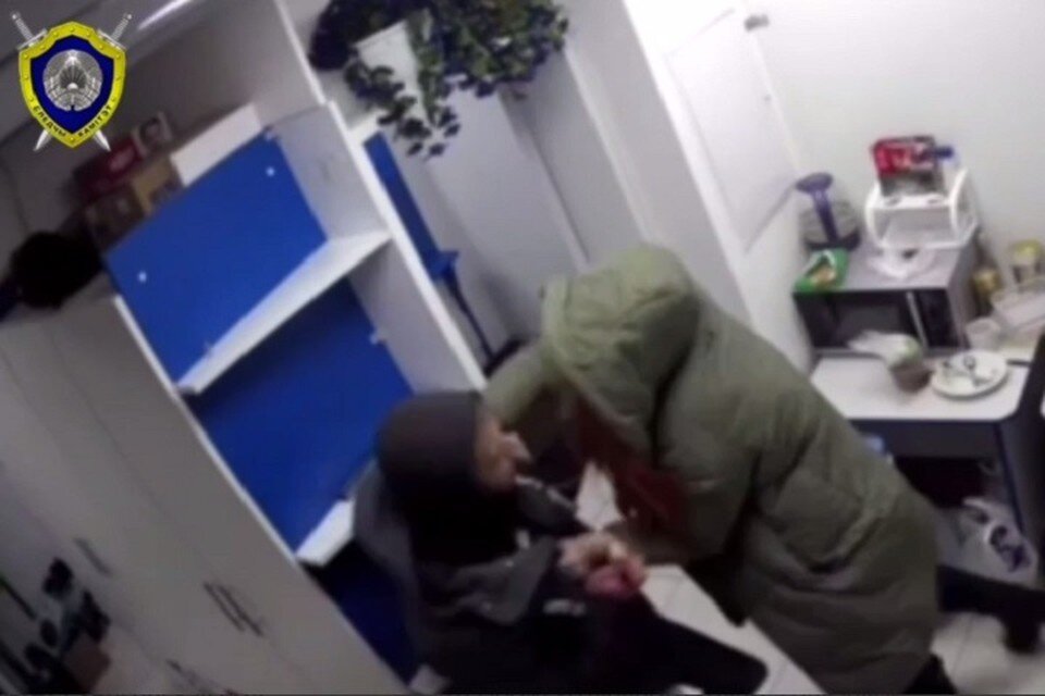     Женщина бесстрашно схватила нападающего за куртку и пыталась выставить за дверь. Скрин видео СК Беларуси