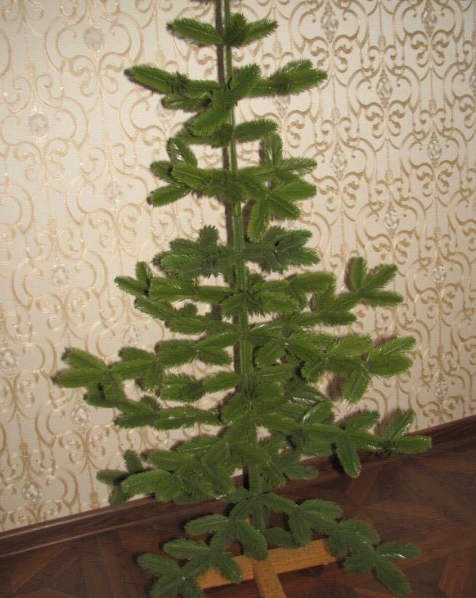 Фото из Интернета, но была такая же. Можно было нацепить игрушку на пластиковые иголки, не опасаясь, что упадет...