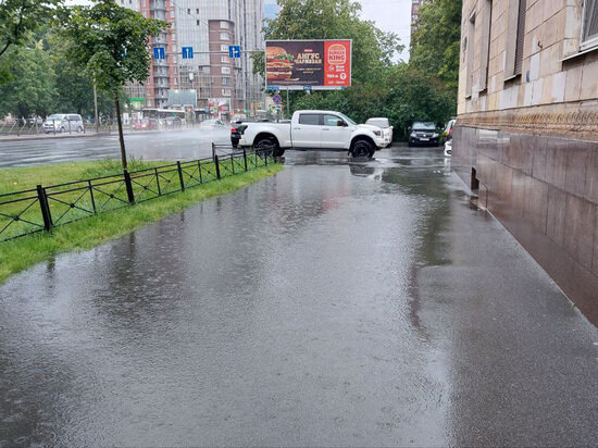     В ливни улицы города превращаются в реки. Фото: «МК в Питере»