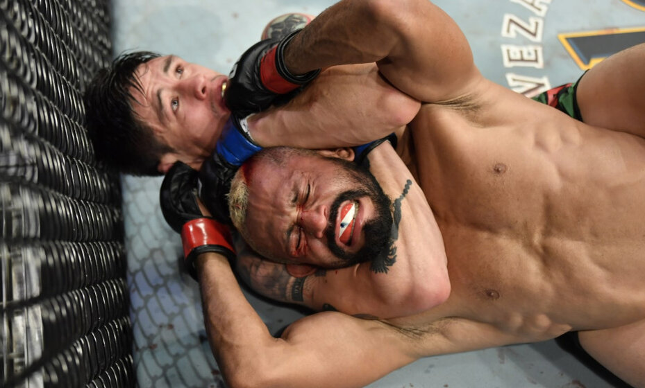    Брэндон Морено победил Дейвесона Фигейредо и стал новым чемпионом UFC. Фото: UFC Russia