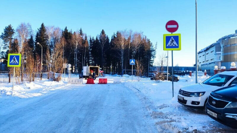     Автомобилисты требуют открыть дорогу.