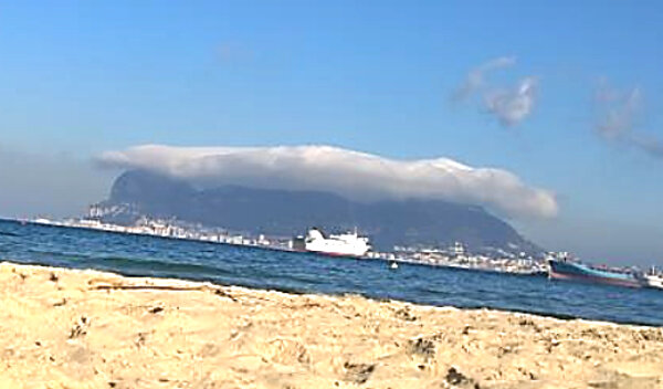 Гибралтар - остров и страна - почти всегда покрыт шапкой облака