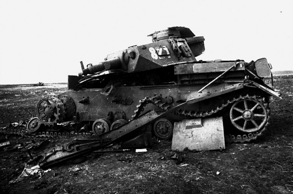 Подбитые немецкие танки. Подбитые немецкие танки ВОВ. Подбитый немецкий танк 1941. Подбитый немецкий танк pz2. Т-26 подбитый.