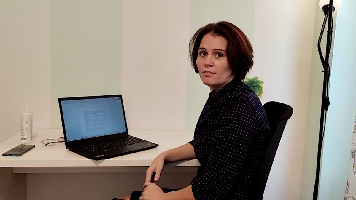    Мария за рабочим столом «после очередной учёбы на аналитика»РООИ «Перспективы»
