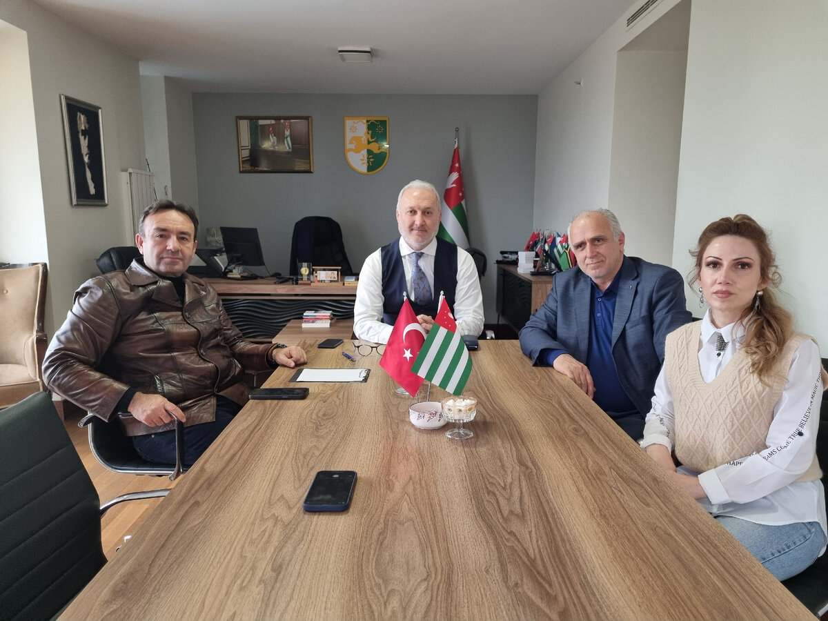 На фотографии (слева-направо): Алпай Куаш, Ибрагим Авидзба, Давид Дасаниа и Макланда Квициниа