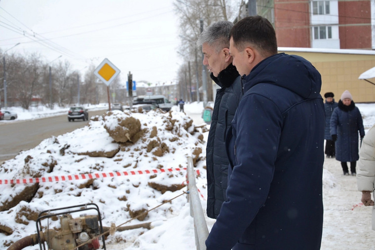    Также в свой первый рабочий день новоизбранный глава Березников выехал на место коммунальной аварии