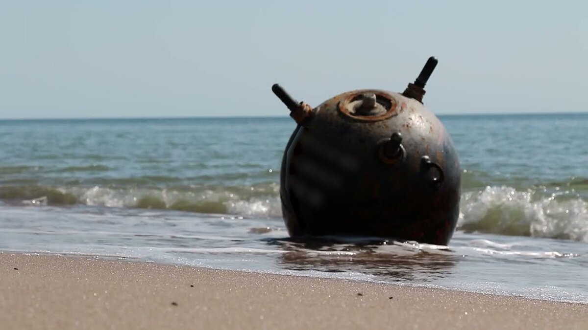 Более 45 украинских мин в Черном море сорвались с тросов и дрейфуют в разных направлениях