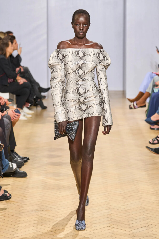 Модный фасон выглядит очень женственно, подчеркивает красоту женской шеи и плеч