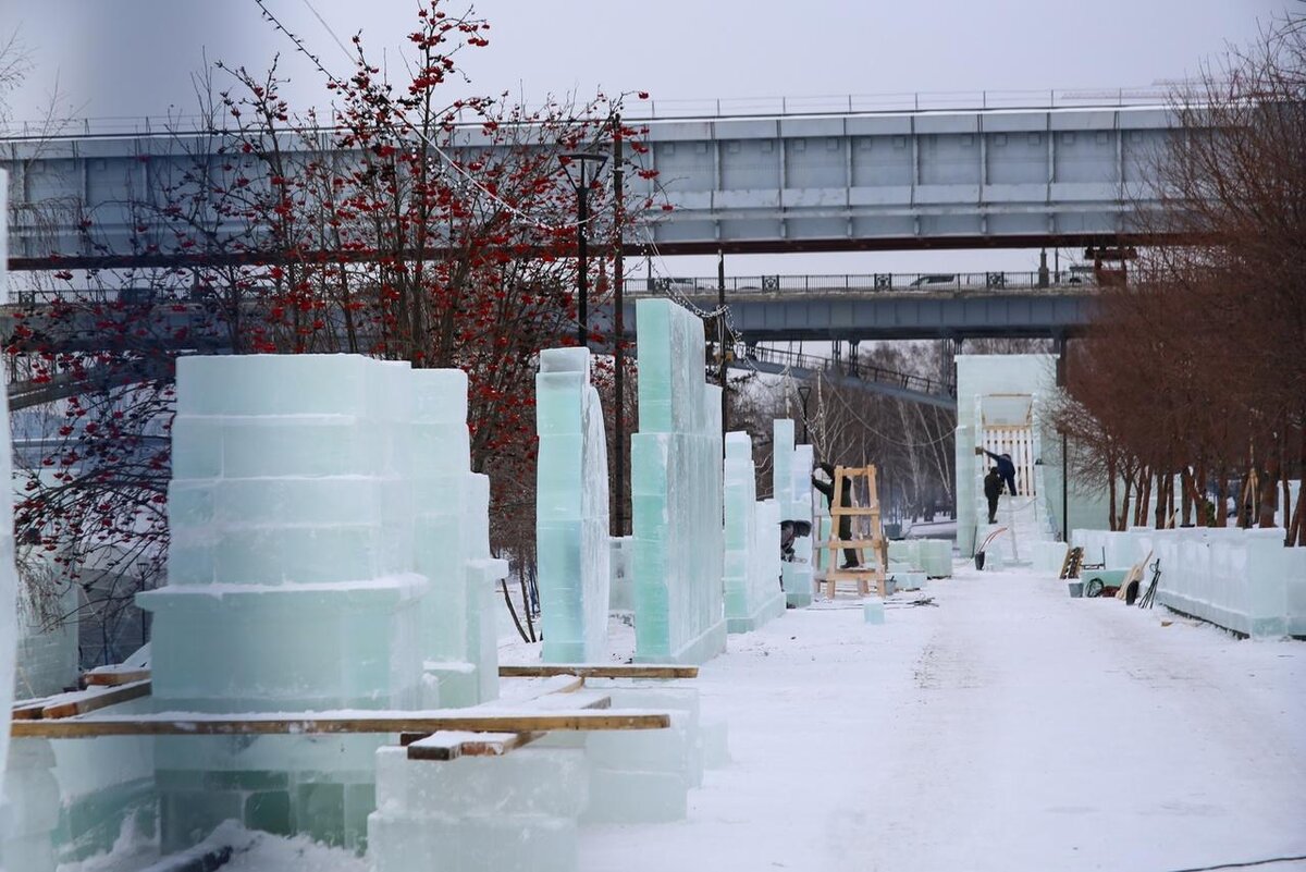 ледовый городок на набережной в новосибирске