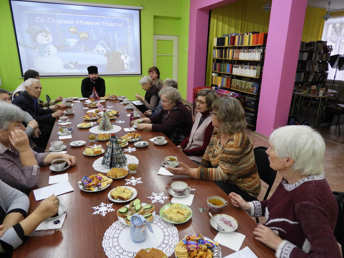  За этим столом точно все по-христиански! Источник: https://spsobor.ru/media/gallery.html?page=5
