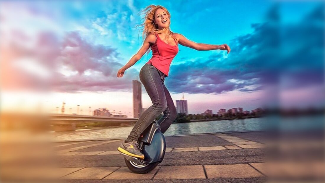 ездит каждый день. ездит каждый день. девушка на велосипеде. катание на велосипеде для похудения живота. ездит каждый день.