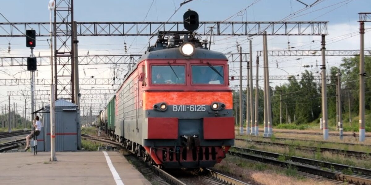 Электровоз ВЛ11.8-612 с грузовым поездом, станция Узуново. 