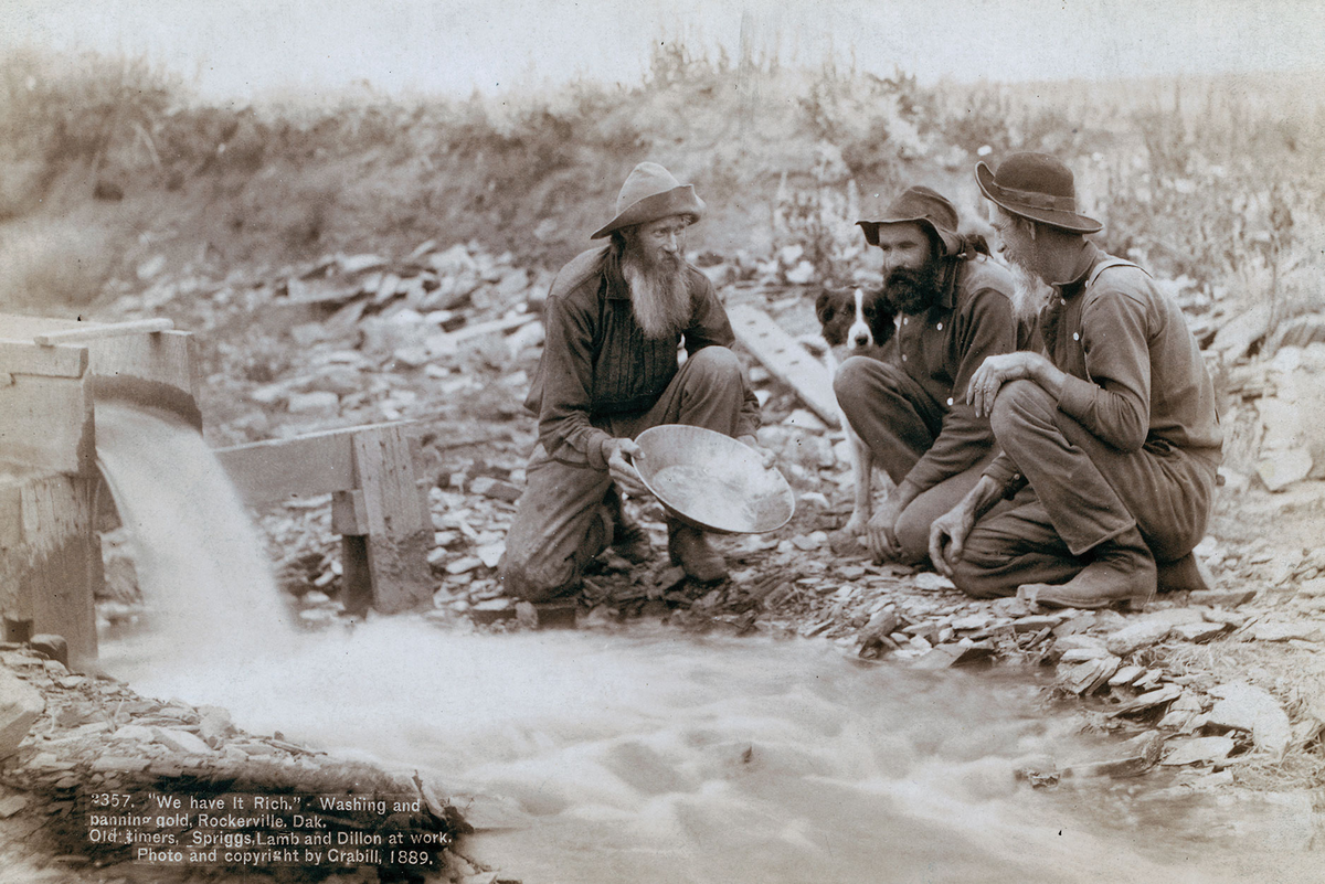 Старатели в Блэк-Хиллс в 1880-х годах. Примерно так же они выглядели в  середине 1870-х.