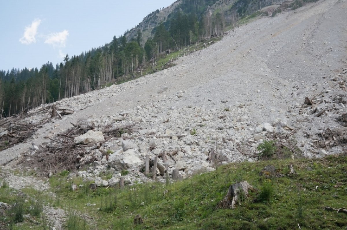    Во дворе частного дома в Бийске сошел оползень