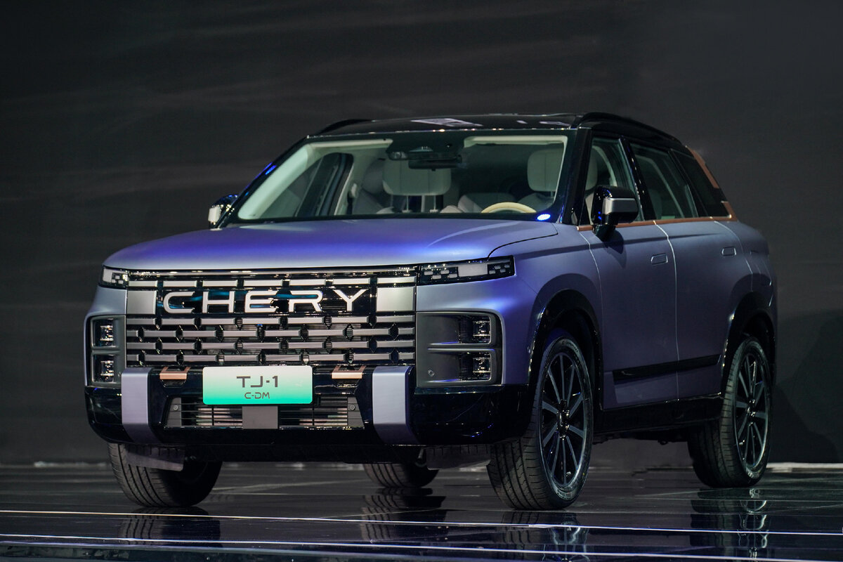 На фото: кроссовер Chery TJ-1 на презентации бренда