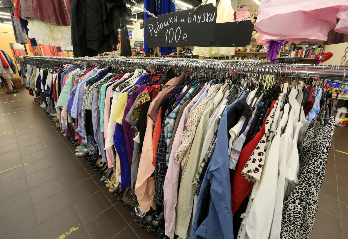 А еще платья по 100, футболки по 100, джинсы по 100, свитера по 100