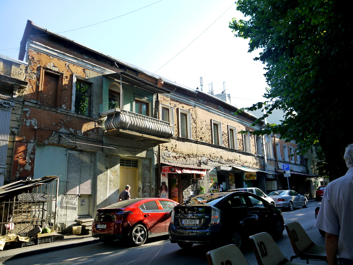 Дома, конечно, требуют ремонта, но зато имеют свою историю. 