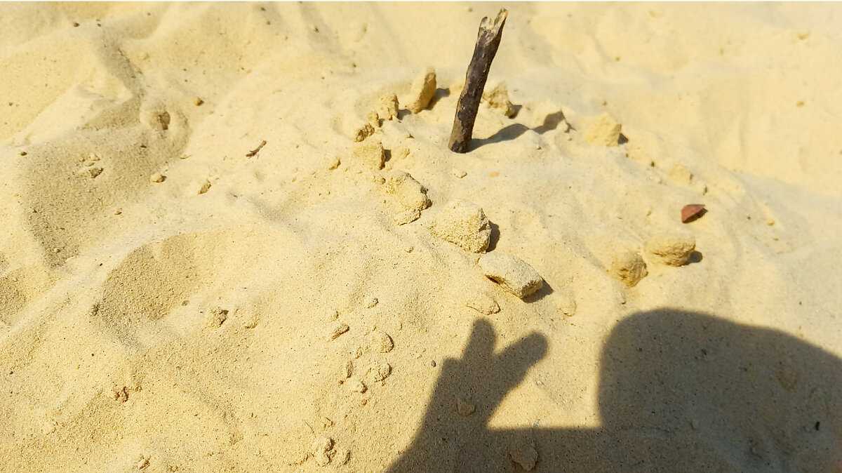 А тут маяк, между прочим, и буйки посреди бушующего океана