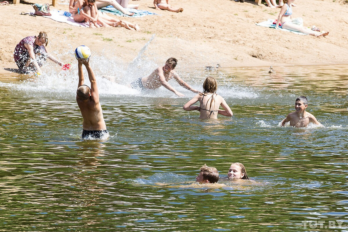 В лагере можно купаться. Купание. Купание в водоемах. Купание на речке. Люди купаются в озере.