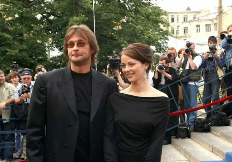 Марина Александрова и Домогаров. Они встречались почти 4 года: с 2003 по... 2007-начало 2008 (по разным источникам).