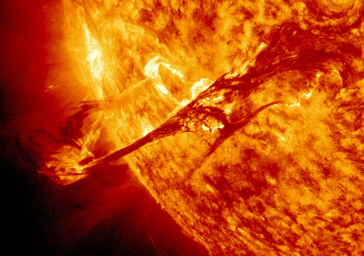 Вспышки на солнце сегодня в реальном времени. Солнечные вспышки. Вспышка на солнце 2023. Солнечная буря. Протуберанцы на солнце.