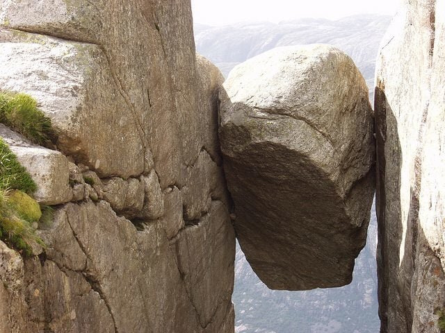 на фото: Kjerag, захватывающий валун в Норвегии. Фото Майка Мейда
