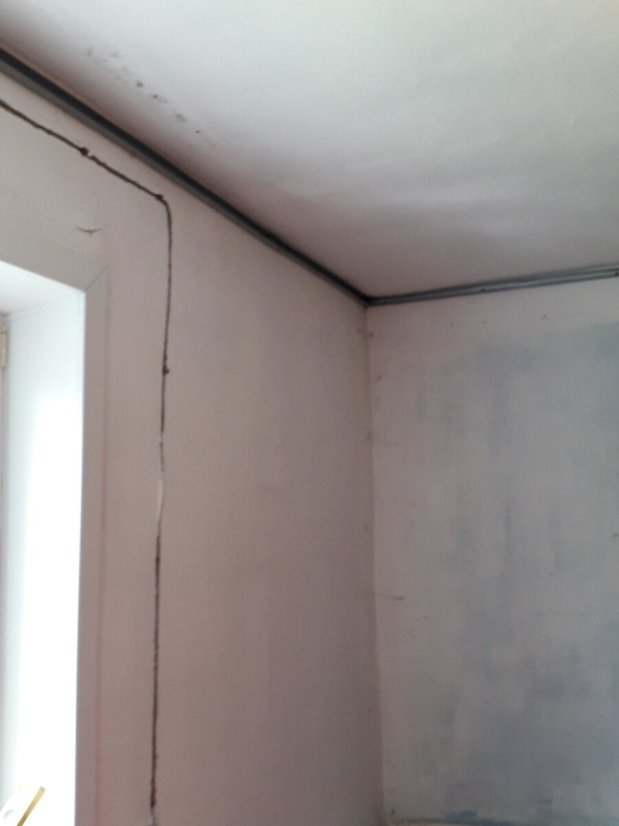 На фото спальня, где уже установили направляющие.