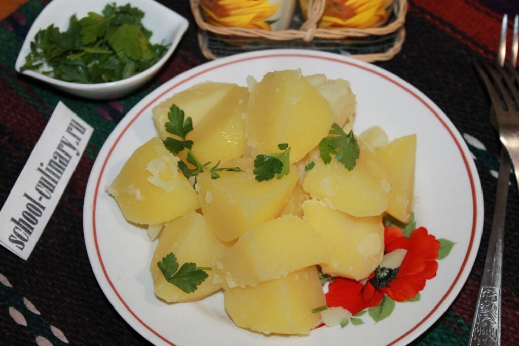 Вареная картошка без масла. Вареная картошка без масла. Картошка со сливочным маслом. Вареный картофель. Картофель отварной с зеленью.