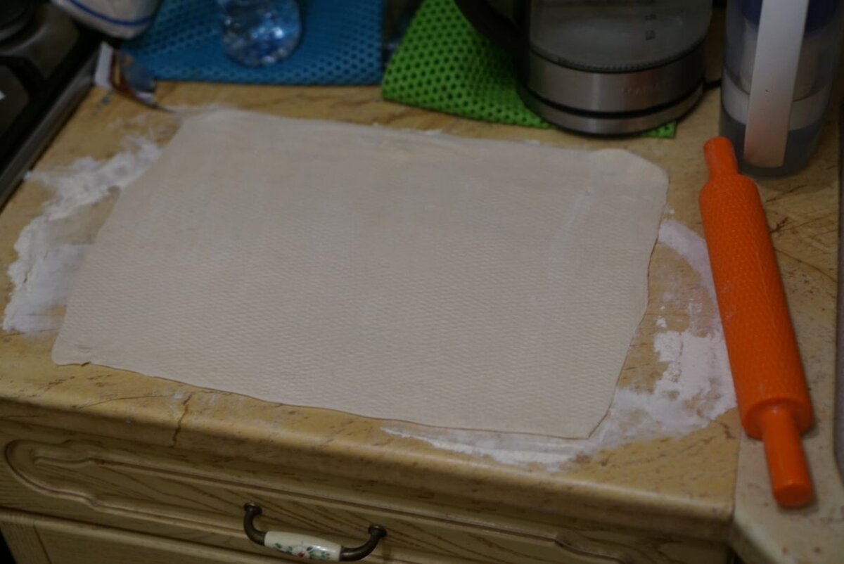 Насыпаем муки на стол и катаем скалкой, но не слишком тонко - я переусердствовал и круассаны слабо не поднялись из-за этого