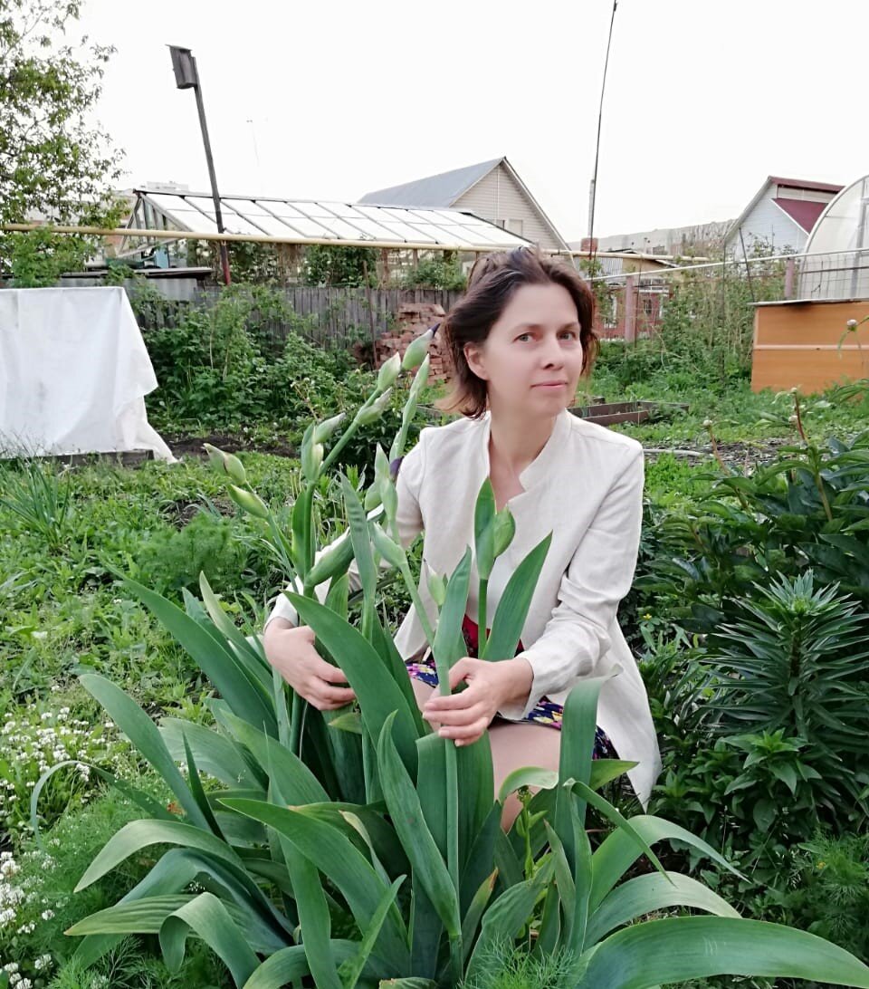 Это я сейчас, у себя на участке) Среди любимых цветов.