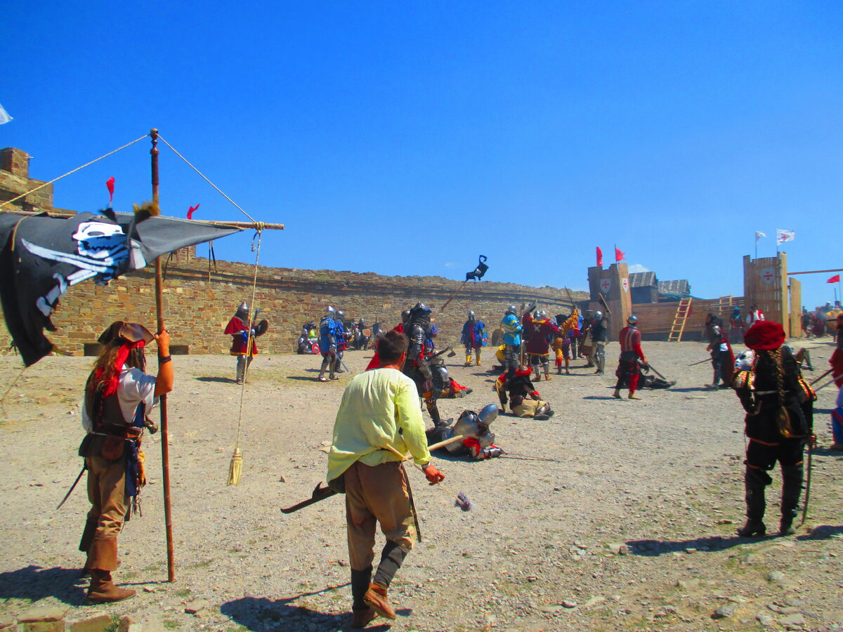 Штурм крепости на фестивале "Генуэзский шлем" в Судаке.