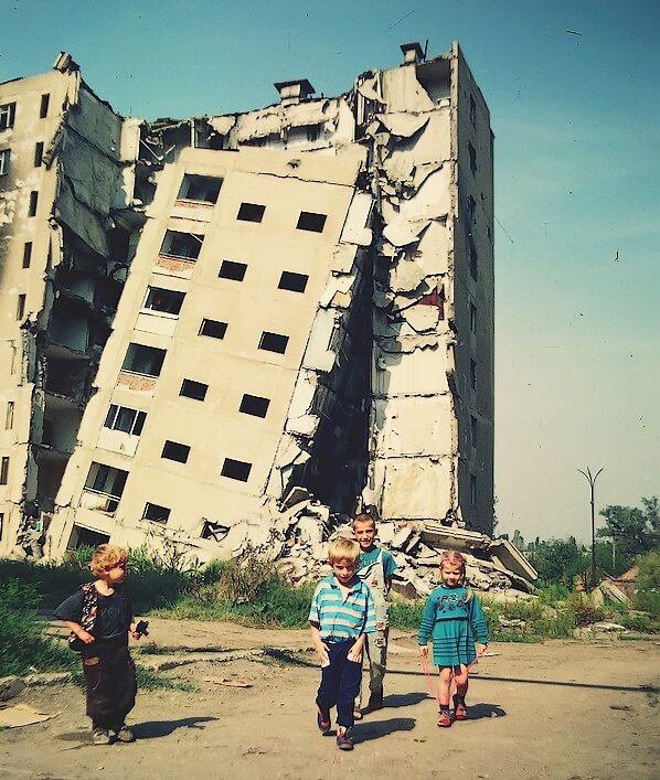 Фото: https://northcaucasusland.wordpress.com/2014/04/03/children-of-war/