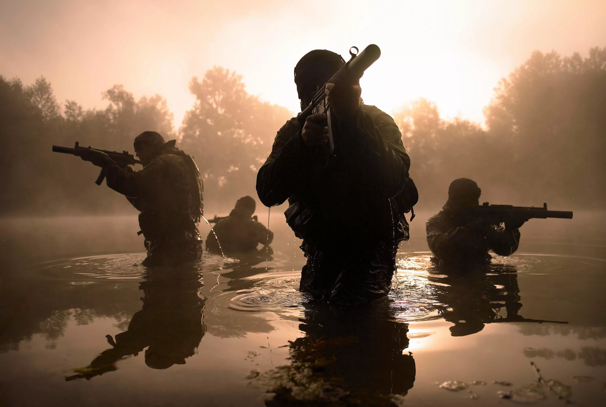 SAS британский спецназ. Special Air service SAS Великобритания. Спецназовец. Солдат со спины.