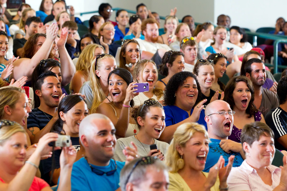 Девушка в восторге. Несколько человек. Восторг и вокруг. Женщина радуется. Толпа радостных людей.