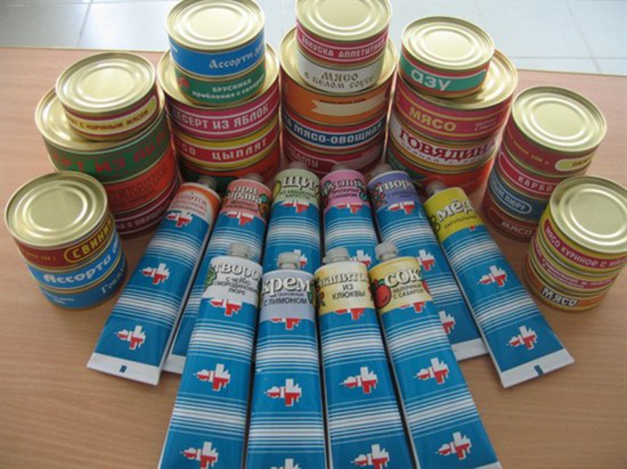 Есть даже борщ. Но всё на вкус, как доширак. И консервы обычно в космос не берут