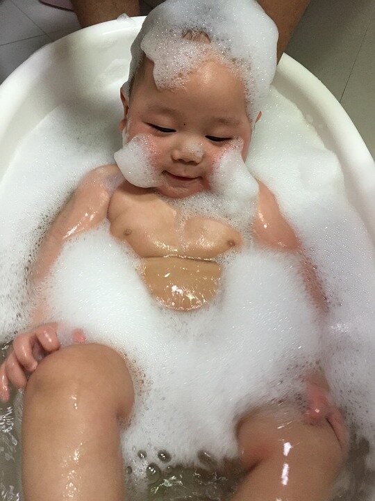 https://pixabay.com/photos/bathe-foam-baby-child-relax-1214722/