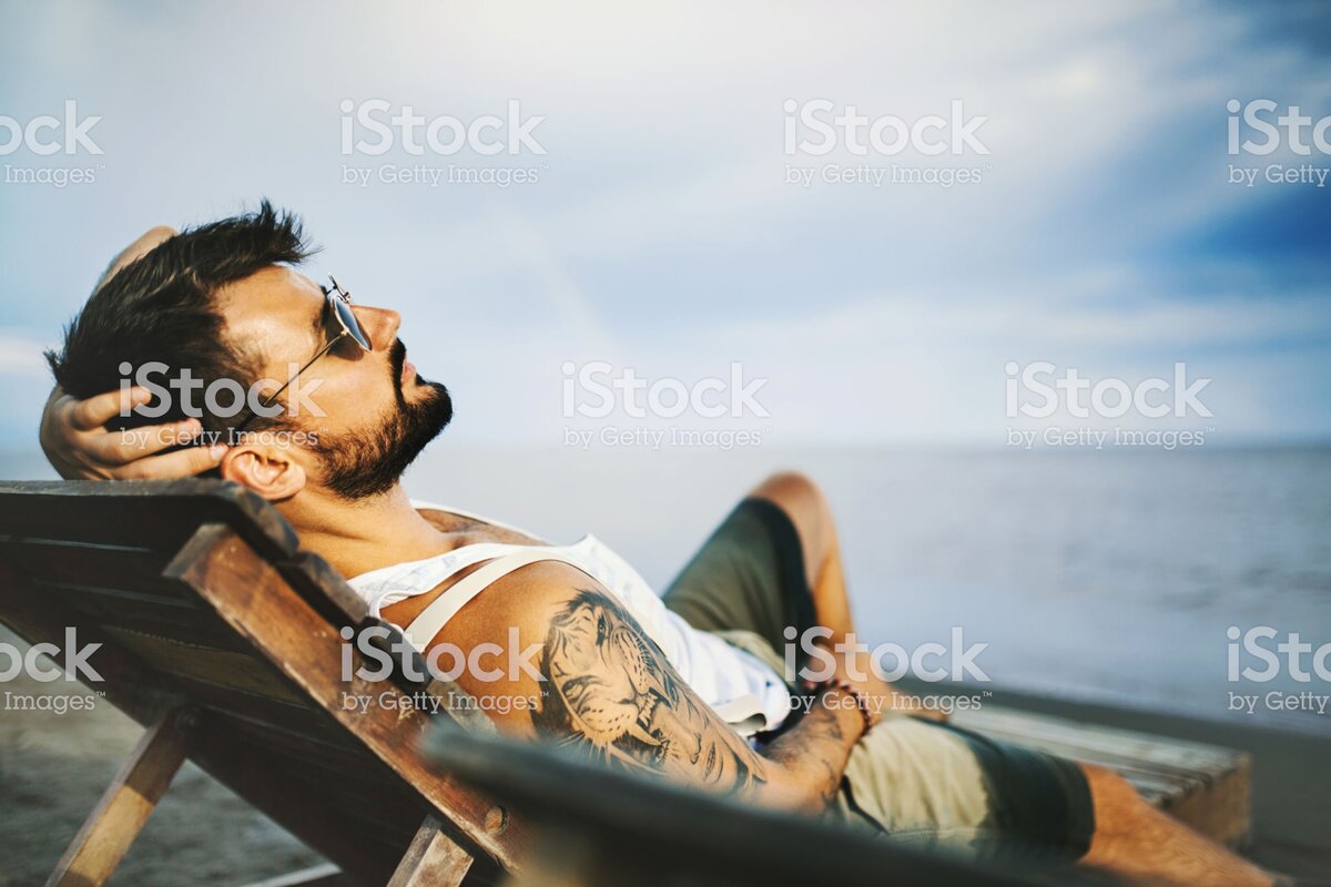 https://www.istockphoto.com/ru/%D1%84%D0%BE%D1%82%D0%BE/relaxing-on-the-beach-gm1092674386-293197262
