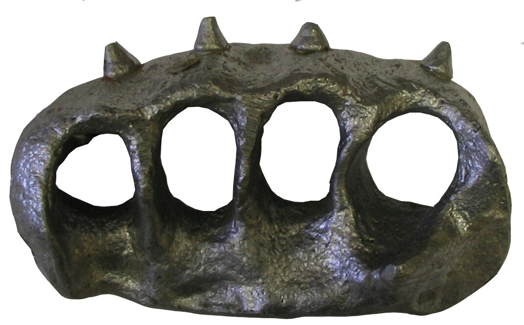 Конструкторы этого чуда продвинулись дальше- добавлены дополнительные поражающие элементы в виде шипов на ударной части. Хорошо видно что отливался кастет по индивидуальной форме.