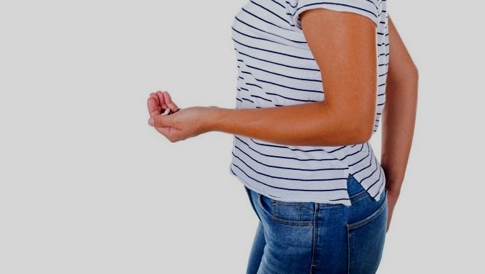 Геморрой часто провоцируется хроническими запорами. Избыточный вес и беременность тоже факторы риска его возникновения.