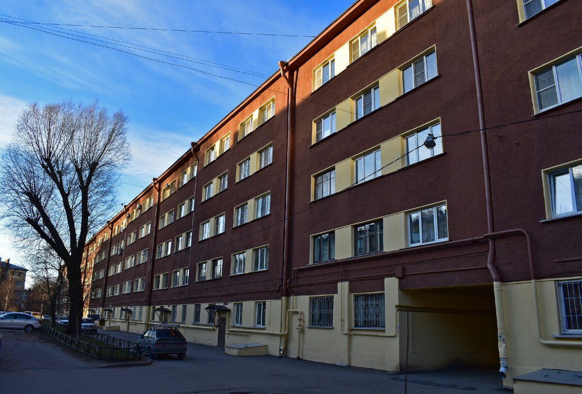 На фотографии - один из примеров жилмассива под авторством Симонова, а именно Батенинский жилмассив в районе Лесного проспекта