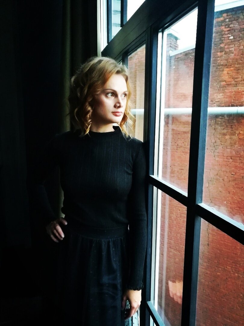 "Мой голос не молчит, он в океане бурном надломленно кричит, перерастая в стон... Но, что ищу один в безбрежности вселенной?.. " (Сергей Кожатов)