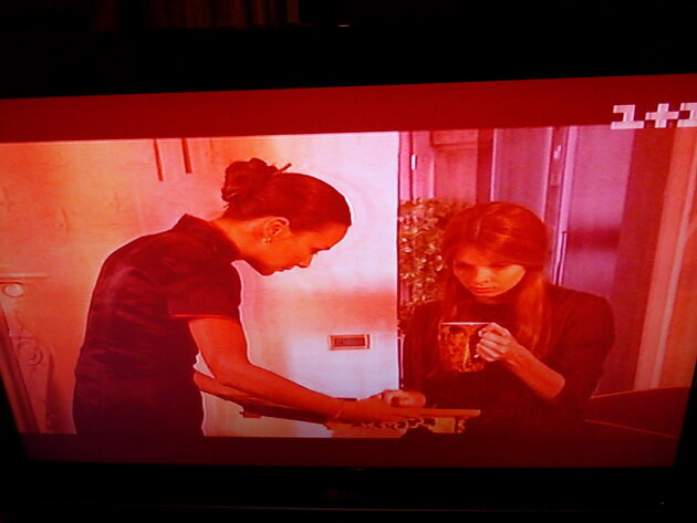 Красный оттенок изображения.