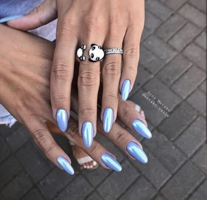  Голубой маникюр со втиркой на длинных ногтях овальной формы