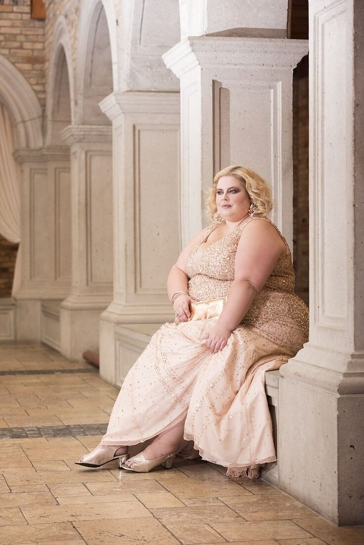 модные толстушки. толстушки блондинки. толстая блондинка. толстушки блондинки. полная девушка блондинка.